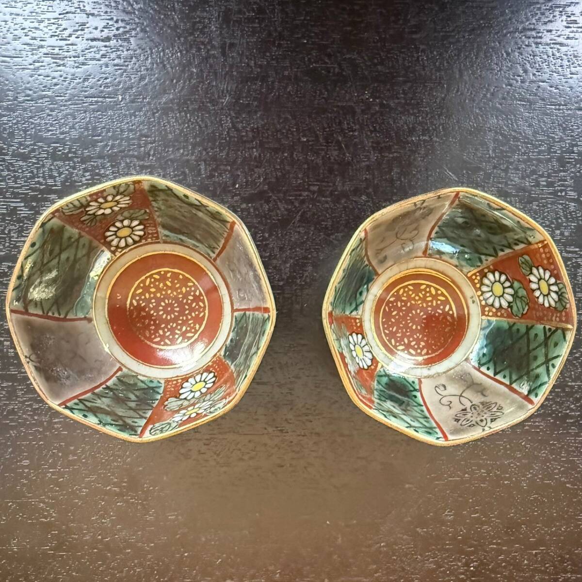九谷焼】年代物 時代物 細描 細密 色絵 金彩 花 青染め お猪口 2 九谷焼】年代物 時代物 細描 細密 色絵 金彩 花 青染め お猪口 2