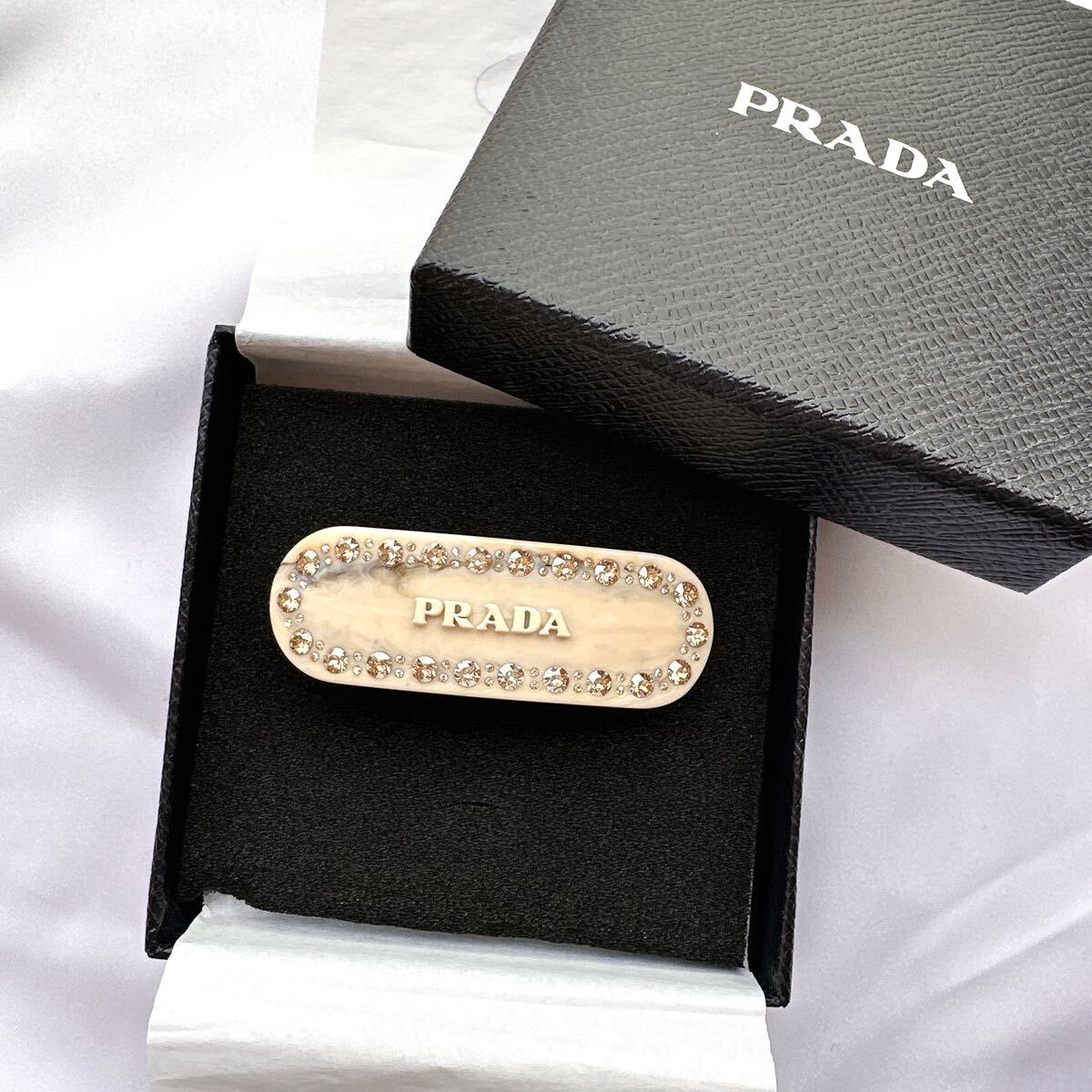 PRADA プラダ ロゴ入り ラインストーン バレッタ ヘアクリップ PRADA プラダ ロゴ入り ラインストーン バレッタ ヘアクリップ