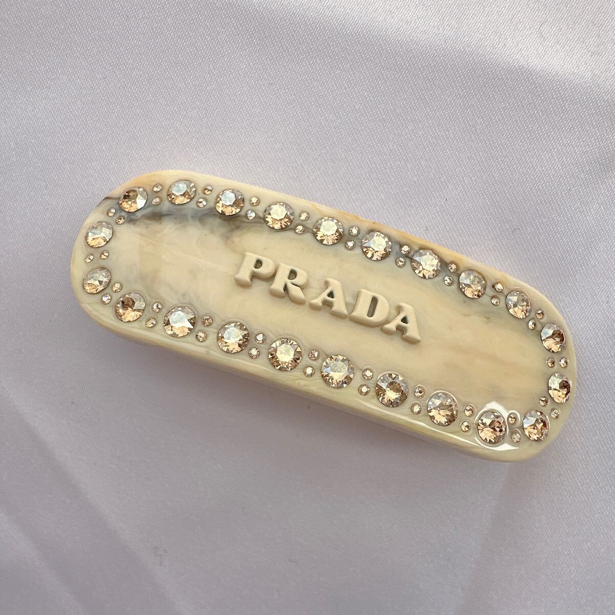 PRADA プラダ ロゴ入り ラインストーン バレッタ ヘアクリップ PRADA プラダ ロゴ入り ラインストーン バレッタ ヘアクリップ
