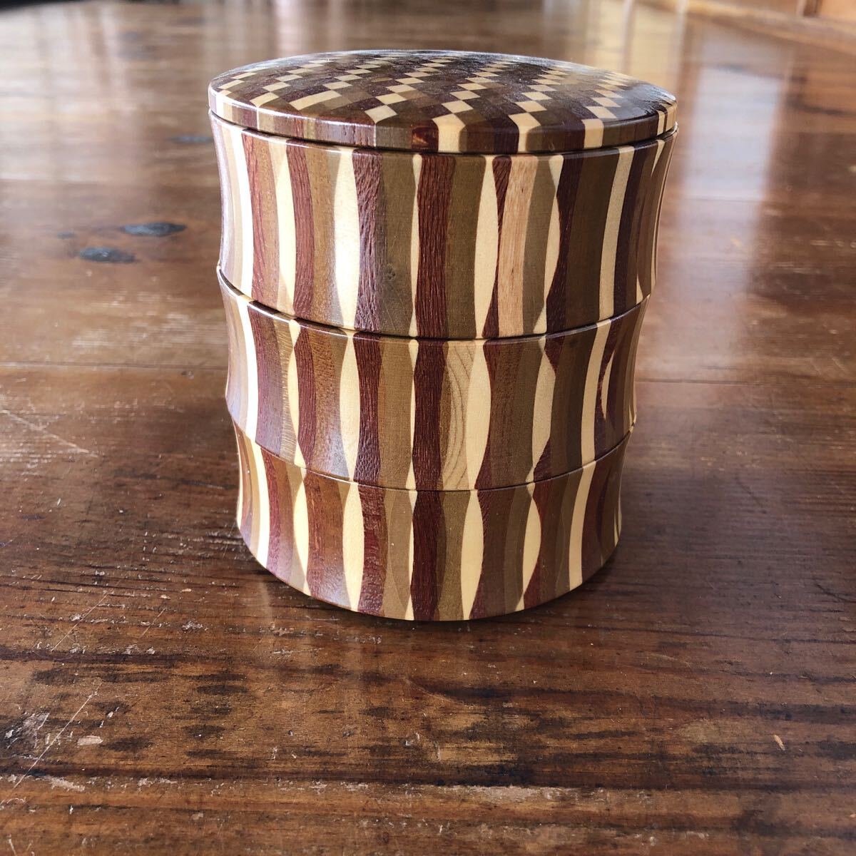 〈送料無料〉寄木細工 箱根細工 三段重 無垢 菓子器 蓋物 弁当箱 茶道具 小皿 菓子皿 工芸品