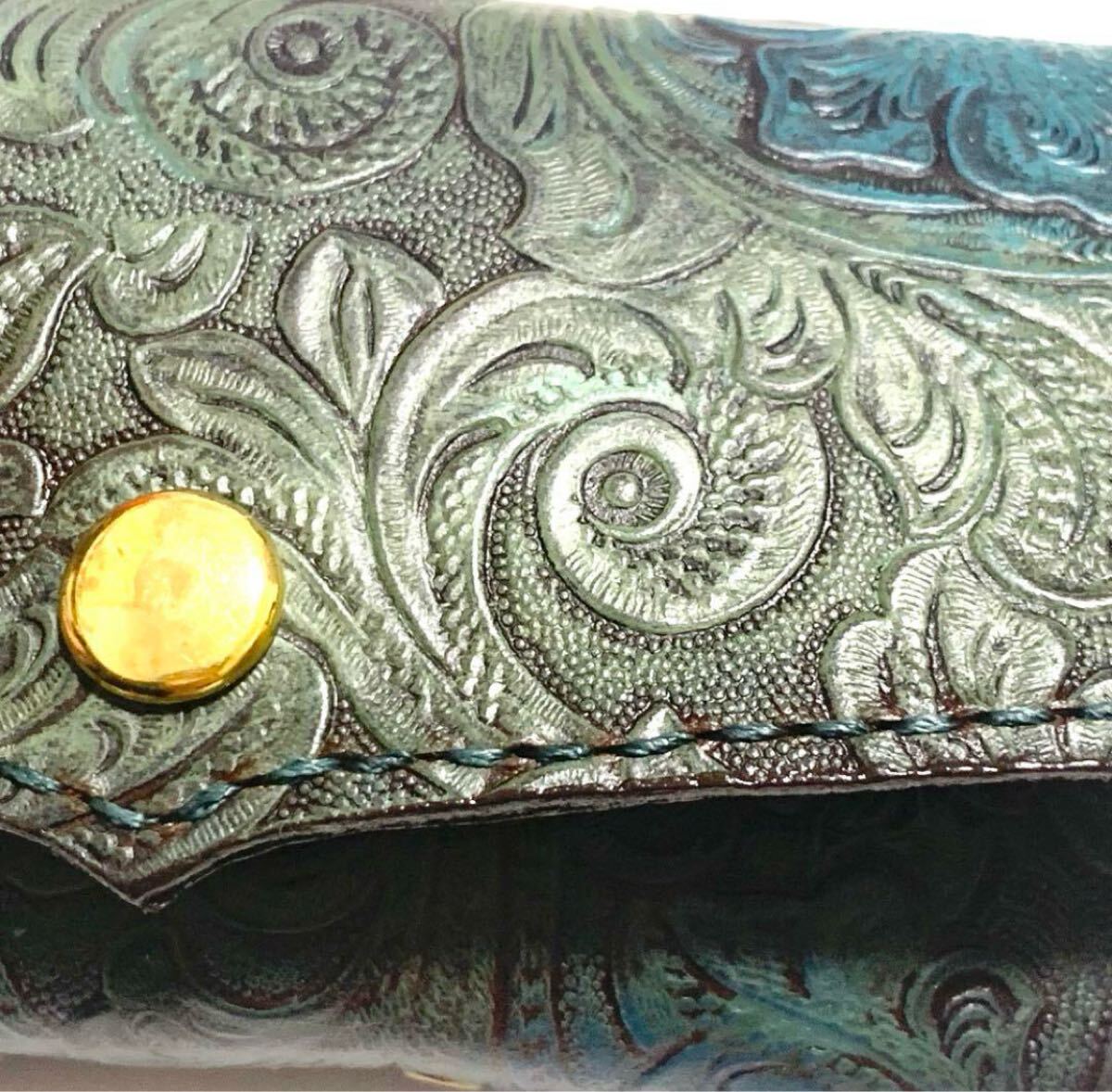 新品未使用 本革メガネケース かぶせ蓋 ボタニカル型押し レザー眼鏡入れ グリーン系 レザー小物 サングラスケース ギフト_画像3