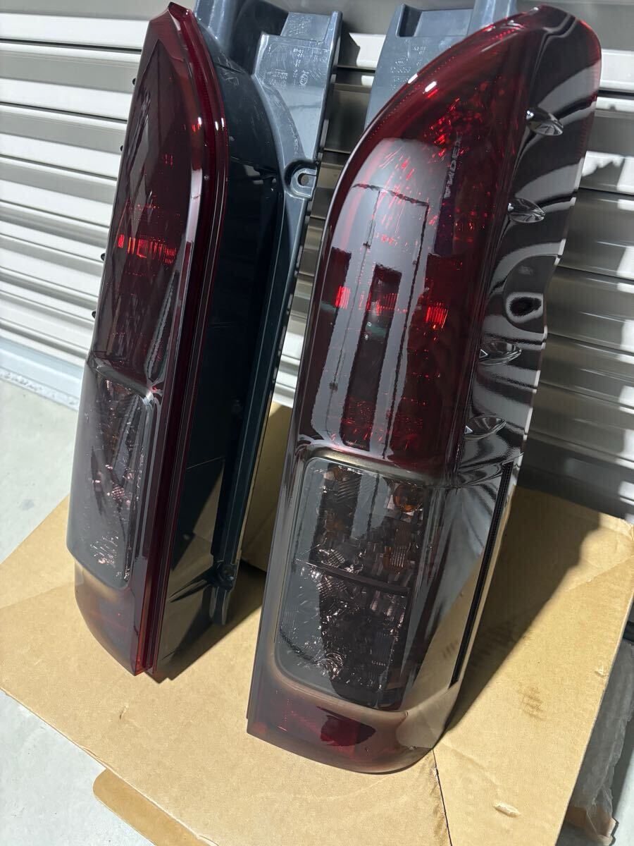 トヨタハイエース左右純正テールセットテールランプキャンディー