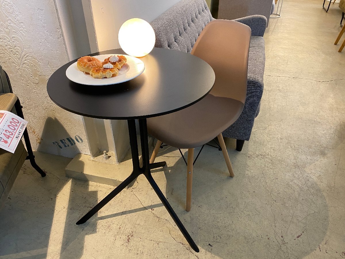美品 POULE KRISTALIA カフェテーブル 円形テーブル ブラック 美品 POULE KRISTALIA カフェテーブル 円形テーブル ブラック