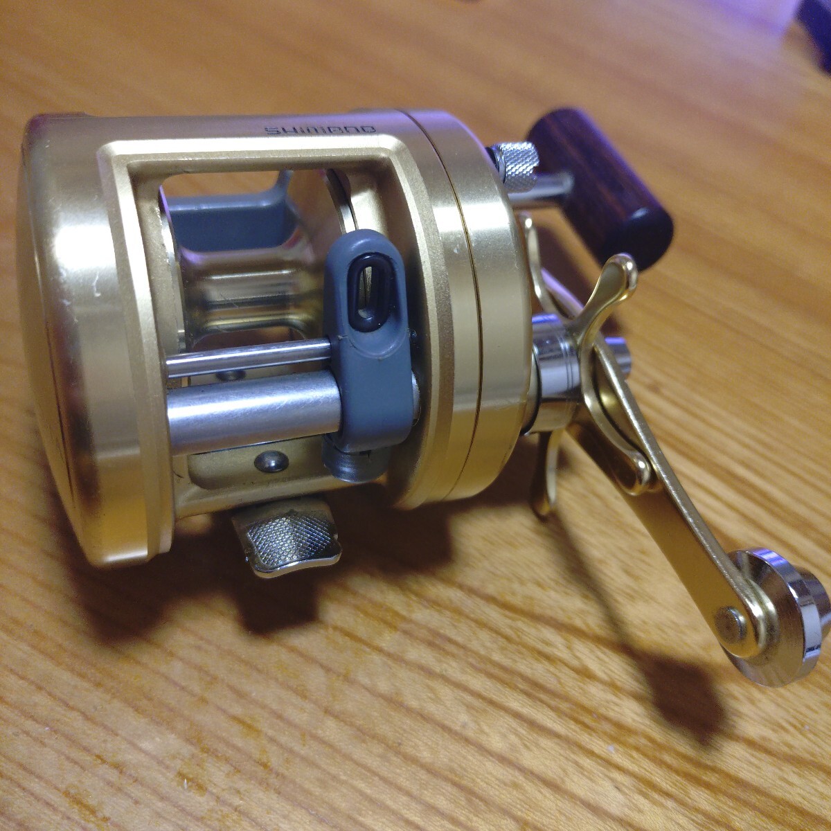 シマノ　ベイトリール　カルカッタ　小船401 左巻き