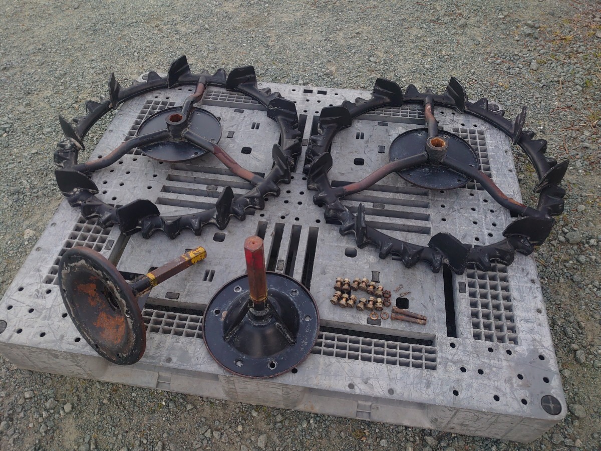 中古良品 ヤンマー 田植機 RR400 リヤタイヤ 補助タイヤ　27.5×3 5/8 左右 田植え機 RR4 后輪 補助 主軸付き 程度良好 リヤ補助 バリ山