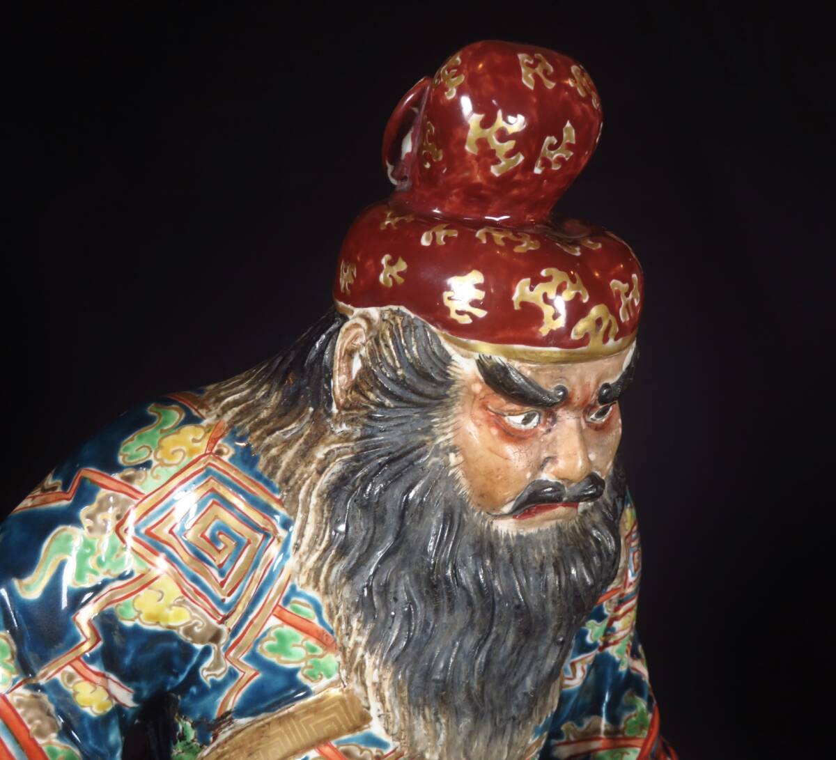 【SAKURAYA】高さ52cmの迫力ある大型作品【九谷焼 古い鐘馗像 置物】細密彫刻 赤鬼 古九谷 金彩 魔除け オブジェ 骨董品 古美術品_画像9