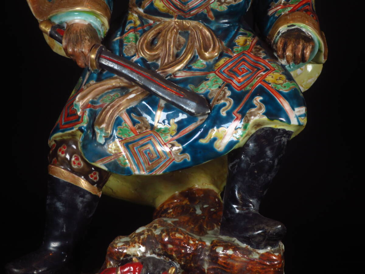 【SAKURAYA】高さ52cmの迫力ある大型作品【九谷焼 古い鐘馗像 置物】細密彫刻 赤鬼 古九谷 金彩 魔除け オブジェ 骨董品 古美術品_画像3