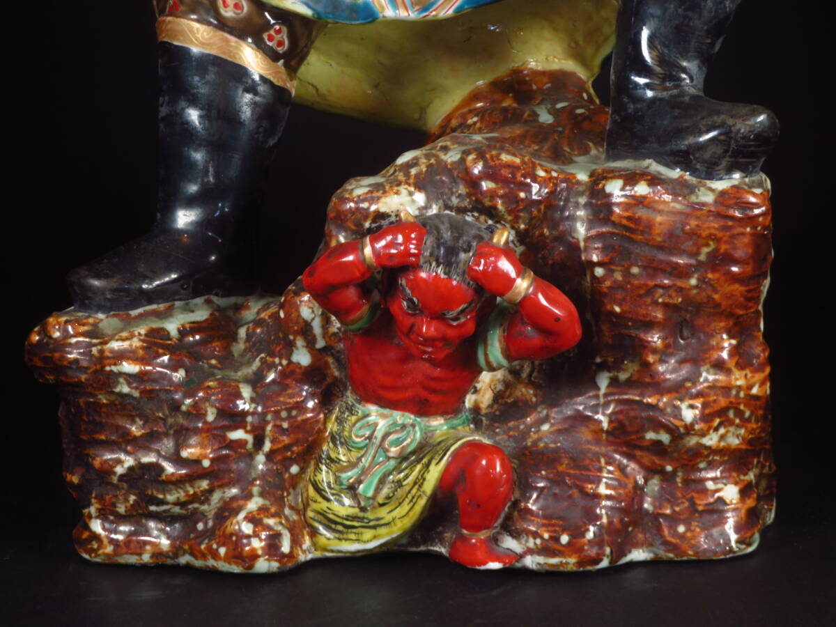 【SAKURAYA】高さ52cmの迫力ある大型作品【九谷焼 古い鐘馗像 置物】細密彫刻 赤鬼 古九谷 金彩 魔除け オブジェ 骨董品 古美術品_画像4