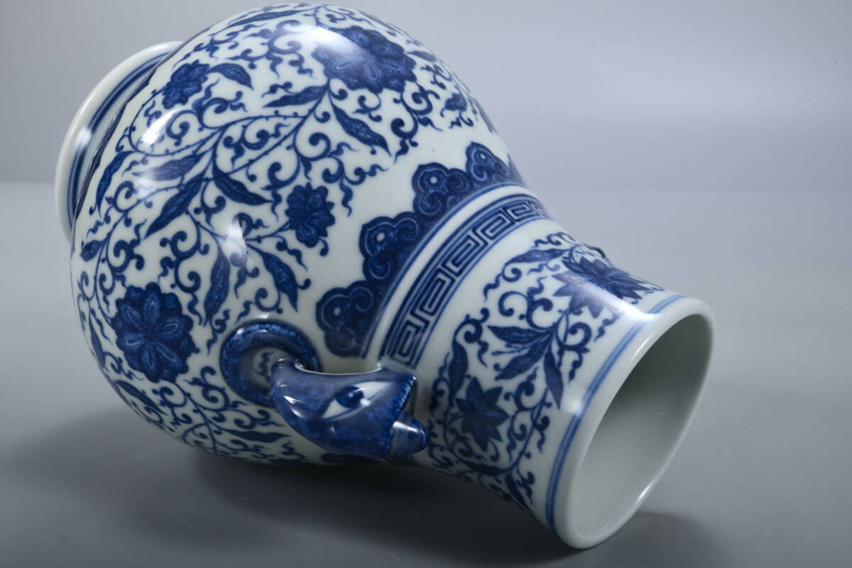 BR2265-中国美術 大清乾隆年製 染付 青華唐草花卉文耳付花瓶・壺 BR2265-中国美術 大清乾隆年製 染付 青華唐草花卉文耳付花瓶・壺
