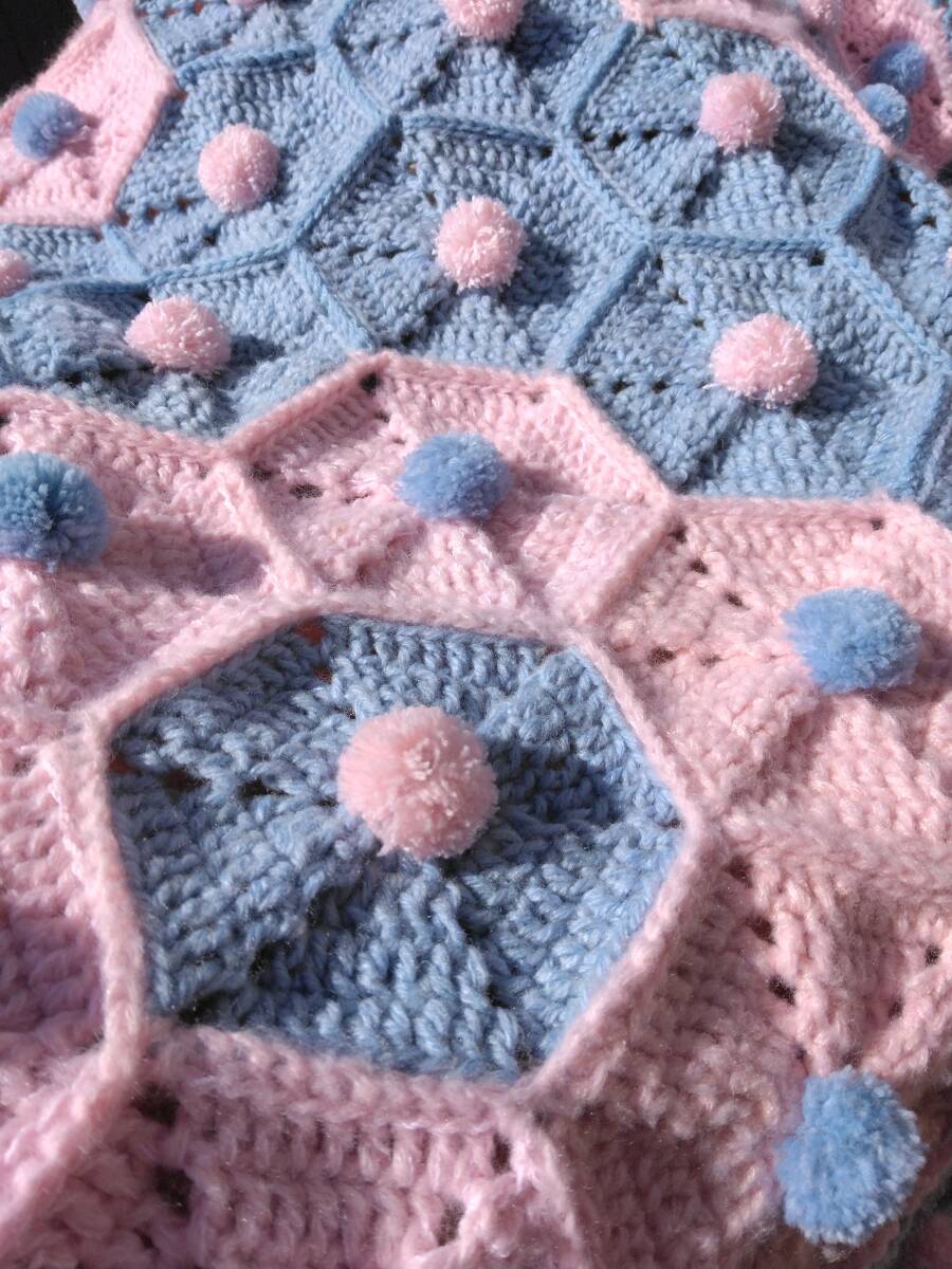 椅子カバー　ひざ掛け　マルチカバー　ハンドメイド　手編み　亀甲モチーフ繋ぎ　ピンク＆ブルー　お部屋アクセント_画像3