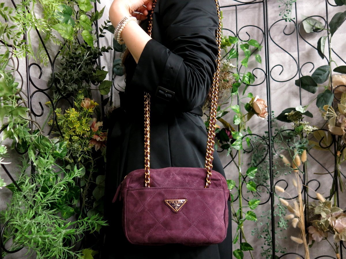 ○超美品○PRADA プラダ○三角ロゴプレート○スエード レザー 本 ○超美品○PRADA プラダ○三角ロゴプレート○スエード レザー 本