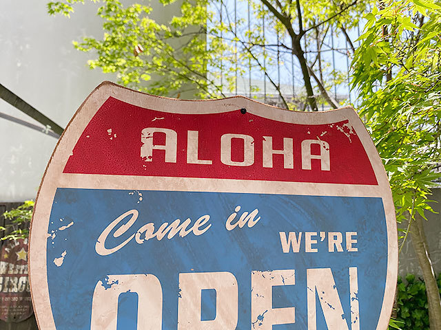 ハワイの道路標識　ウッドサイン　（Come in We'er OPEN）　■　アメリカン雑貨　アメリカ雑貨