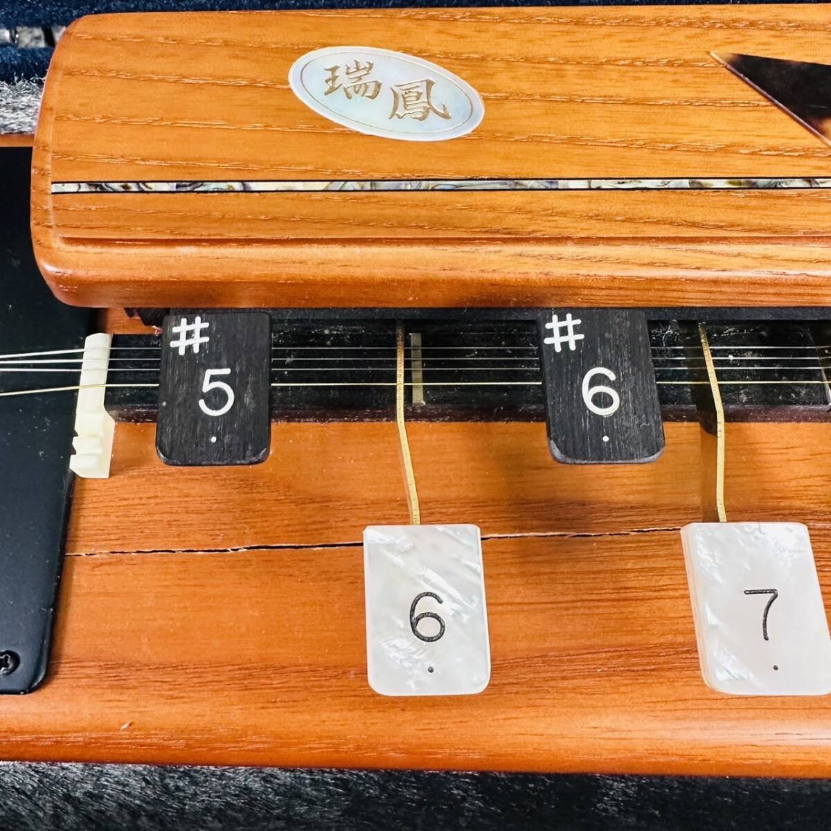 大正琴 瑞鳳 エレキ 和楽器 ハードケース付き 全音 高級 現状 大正琴 瑞鳳 エレキ 和楽器 ハードケース付き 全音 高級 現状