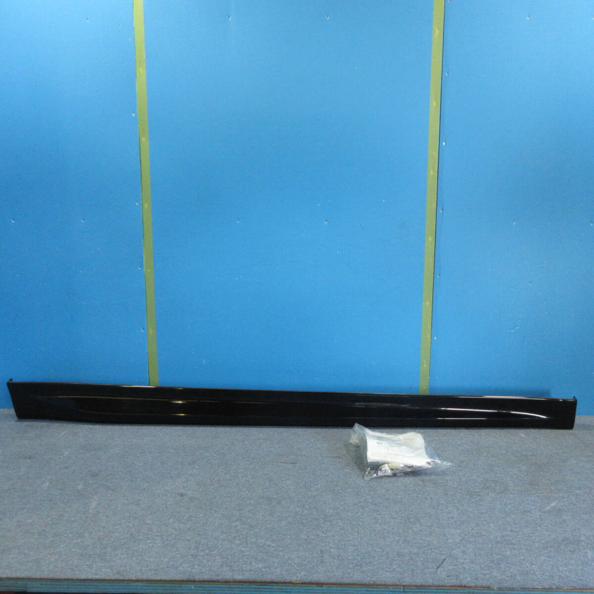 X 新品 SUZUKI スイフト ZC72S 右 サイドスポイラー サイドステップ オプッション品 クロ ZMV 99000-99064_画像1