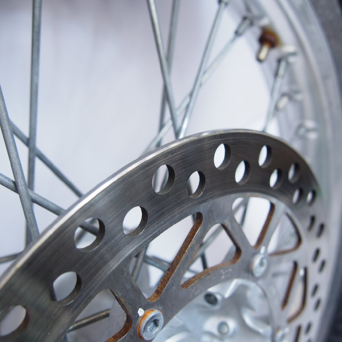 DR125SM оригинальный переднее колесо 2.15×17J Тряска, колебание есть VTTCS11110104××× снимать 
