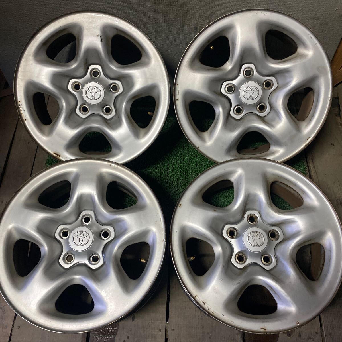 トヨタ TOYOTA純正ホイール ハリアー 16インチ 16×6.5J OFF;+35 PCD:114.3-5H ハブ径;約60mm 沖縄離島発送不可 の画像1