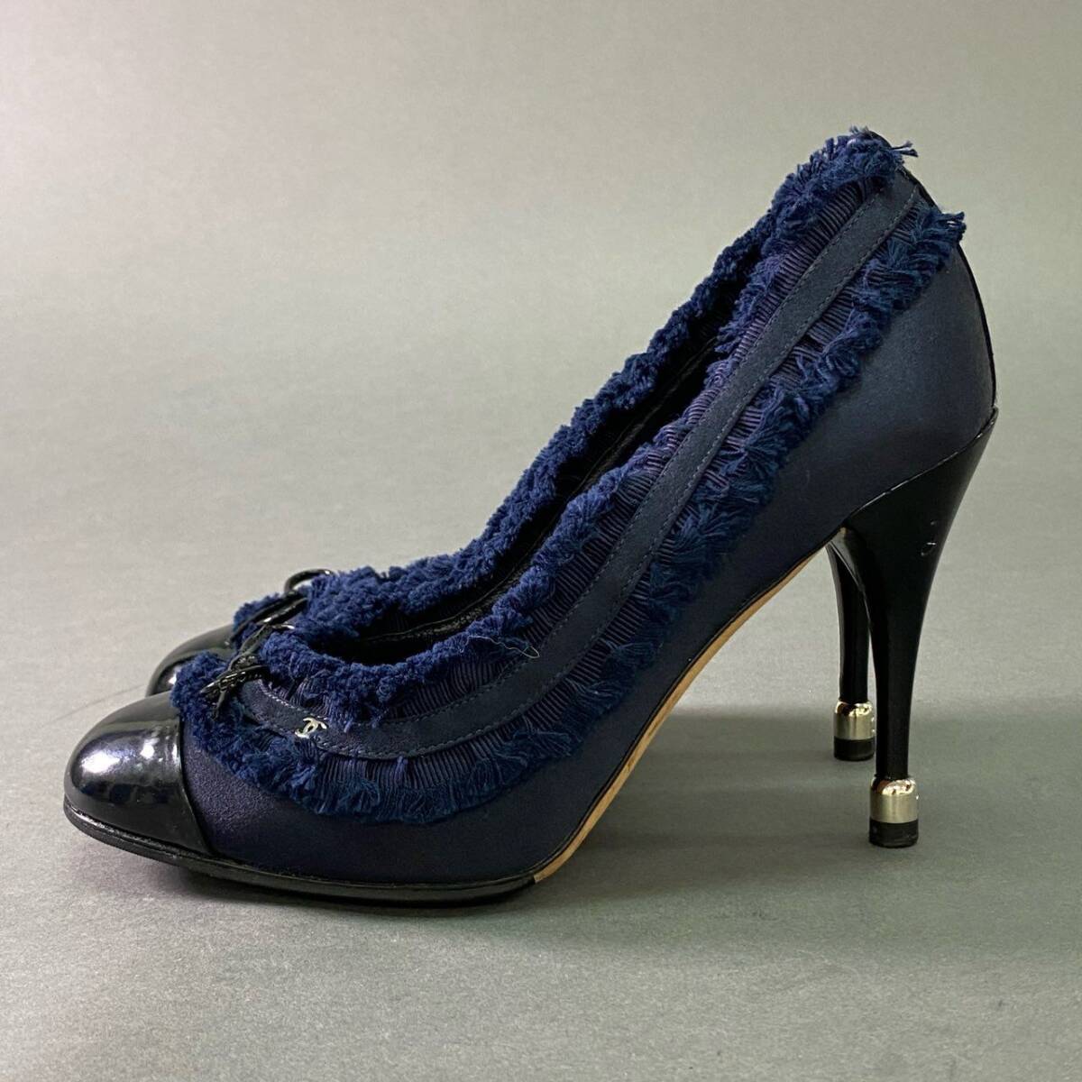 3j24 CHANEL シャネル CC ココマーク フリルリボン ヒールパンプス 37C ネイビー ブラック サテン パテントレザー エナメル シューズ Pumps