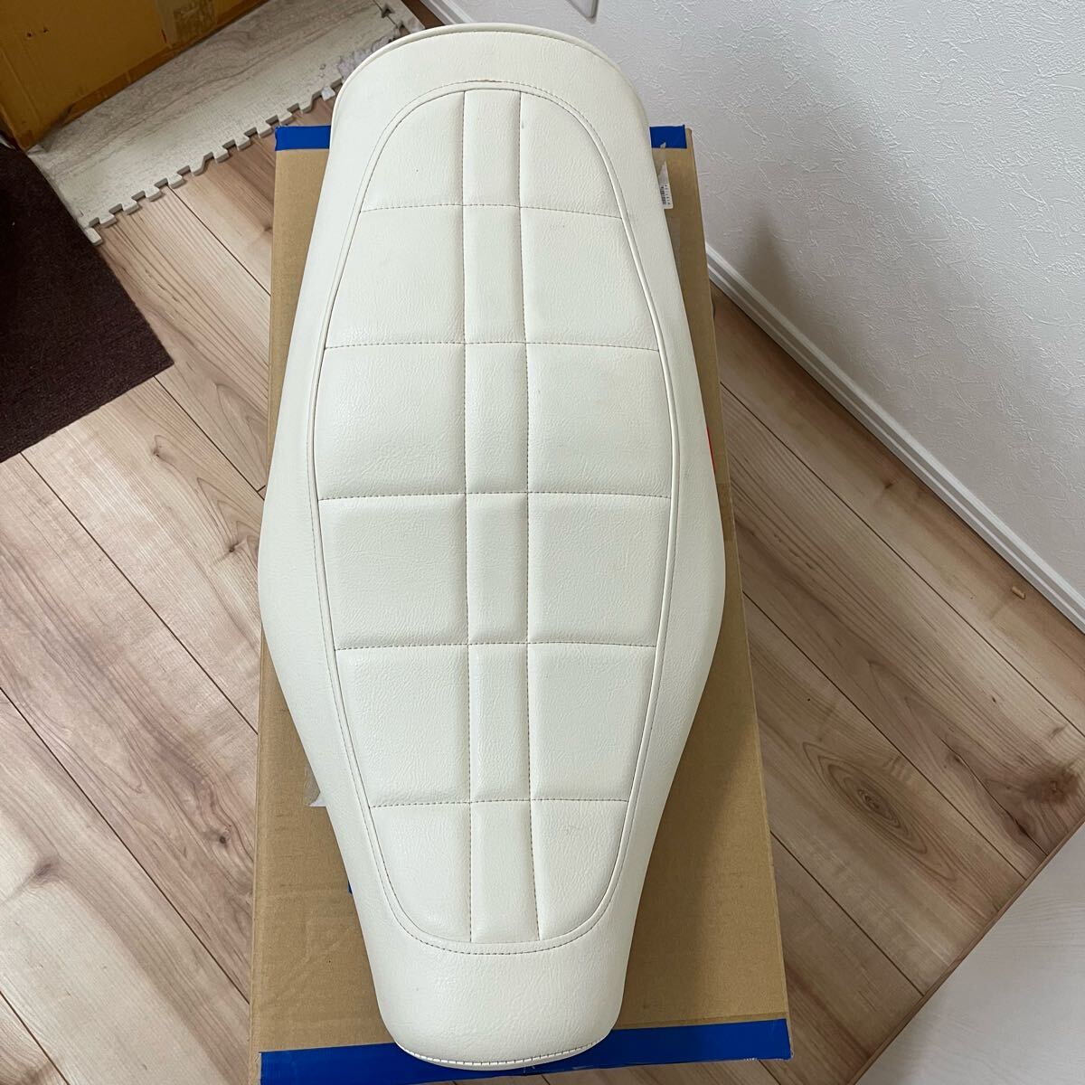 W800 W650 Z風シート 白 純正シートベース アンコ抜き ワンオフ W800 W650 Z風シート 白 純正シートベース アンコ抜き ワンオフ