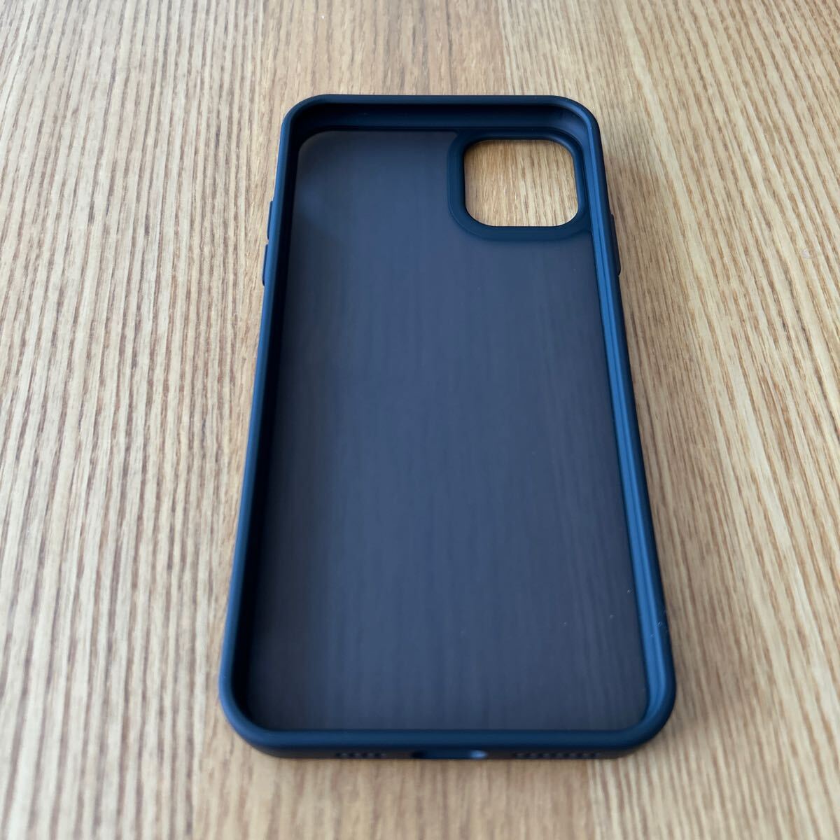 【ほぼ未使用品】 iPhone11 Pro Max 用 ケース 半透明 耐衝撃 滑り止め 米軍MIL規格 指紋防止 マット感ケース ブラックNo.3340_画像4