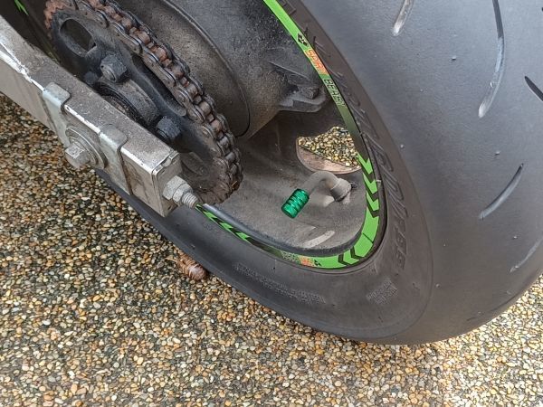 DT200/WR DT250/R XT250/T WR250/R セロー225 セロー250 TZ250F TT250R トリッカー 汎用 ホイール タイヤ エアー/エア/バルブ/キャップ 赤