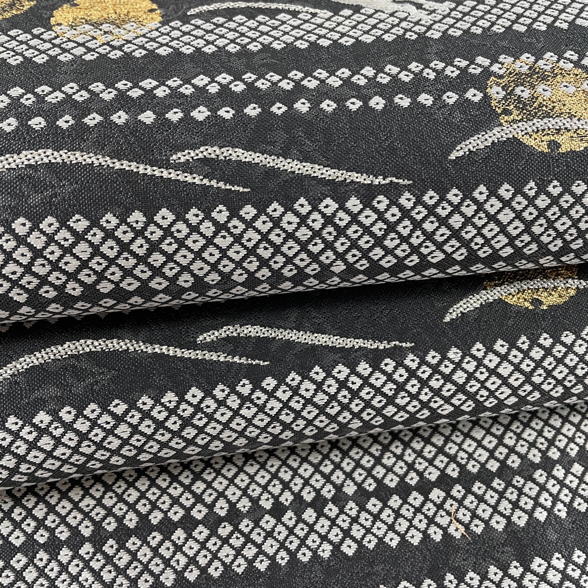 袋帯 美品 逸品 兎 雪輪 箔 銀糸 黒灰 六通 正絹 【中古】 袋帯 美品 逸品 兎 雪輪 箔 銀糸 黒灰 六通 正絹 【中古】