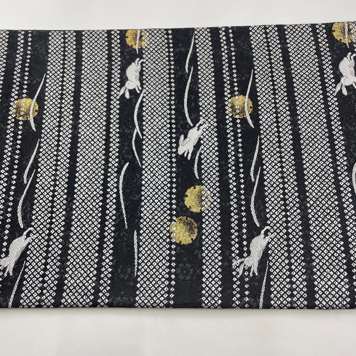 袋帯 美品 逸品 兎 雪輪 箔 銀糸 黒灰 六通 正絹 【中古】 袋帯 美品 逸品 兎 雪輪 箔 銀糸 黒灰 六通 正絹 【中古】