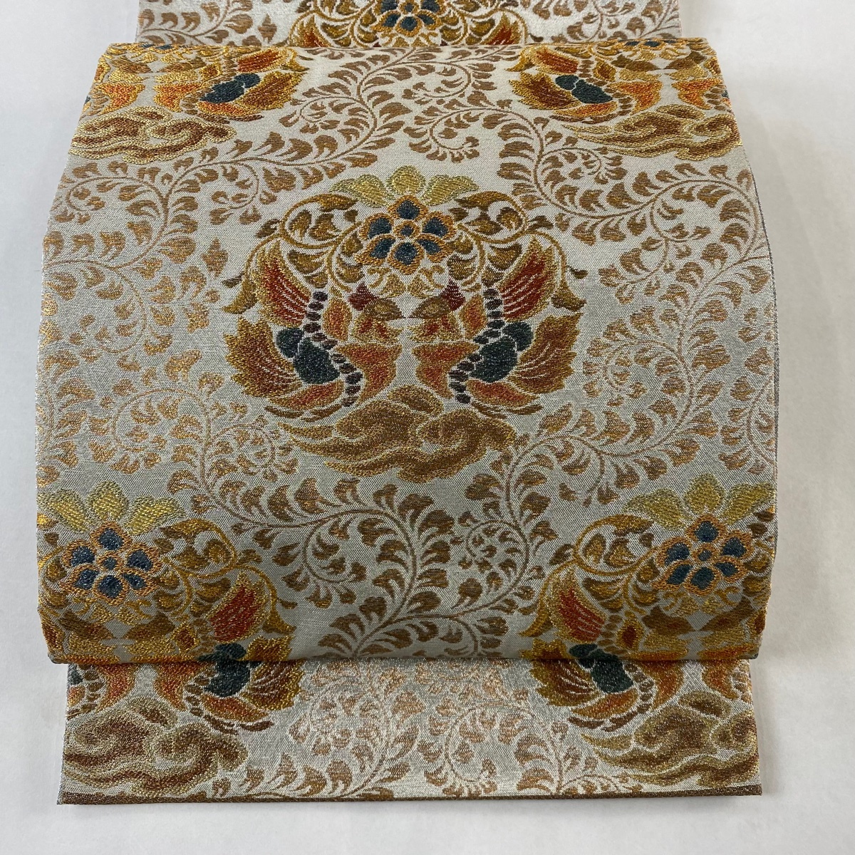 袋帯 美品 逸品 紋屋井関 落款 御寮織 向かい鳥 唐草 金銀糸 箔 銀色 袋帯 美品 逸品 紋屋井関 落款 御寮織 向かい鳥 唐草 金銀糸 箔 銀色
