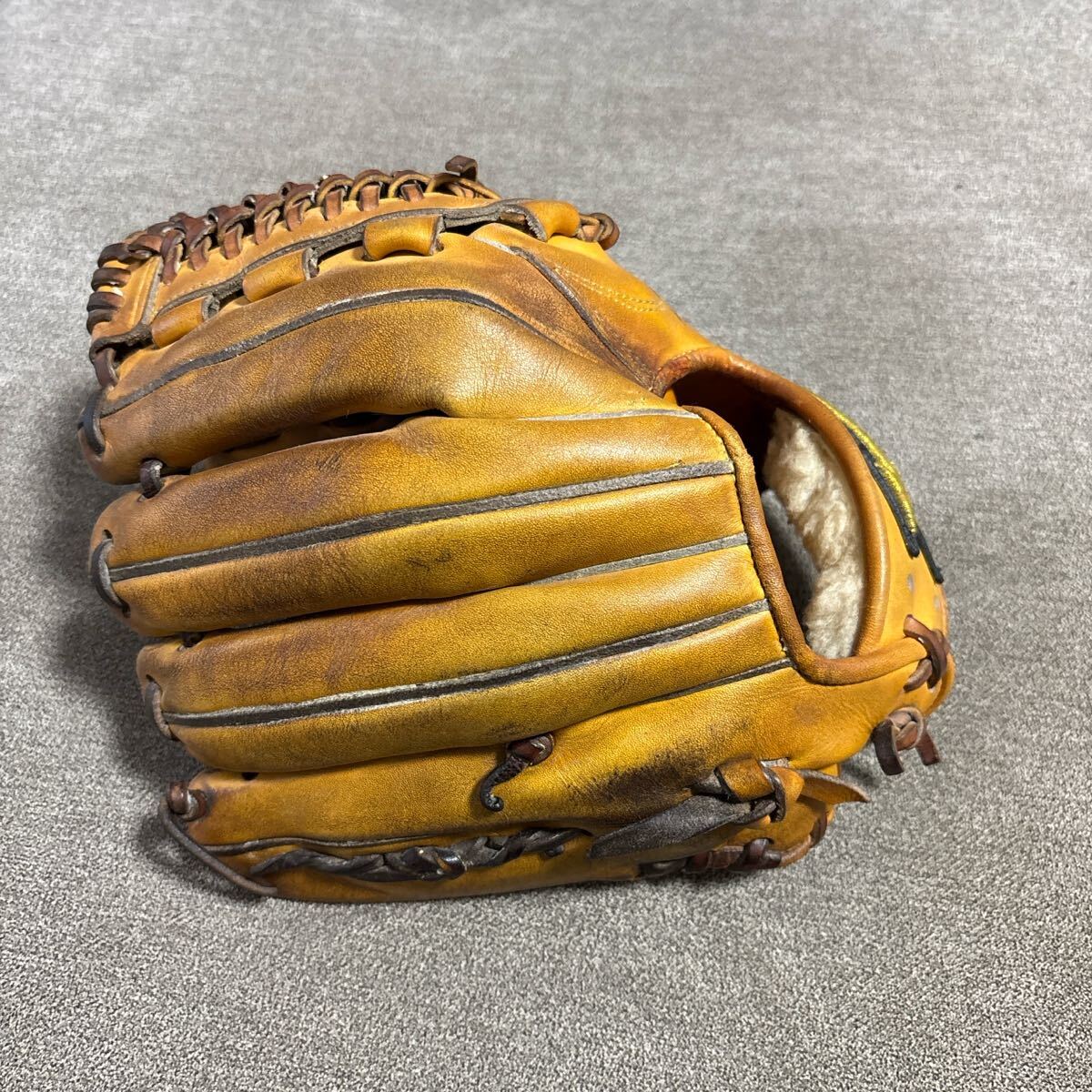 30450円 広島カープ 東出選手 実使用グローブ サイン入り - 記念 30450円 広島カープ 東出選手 実使用グローブ サイン入り - 記念