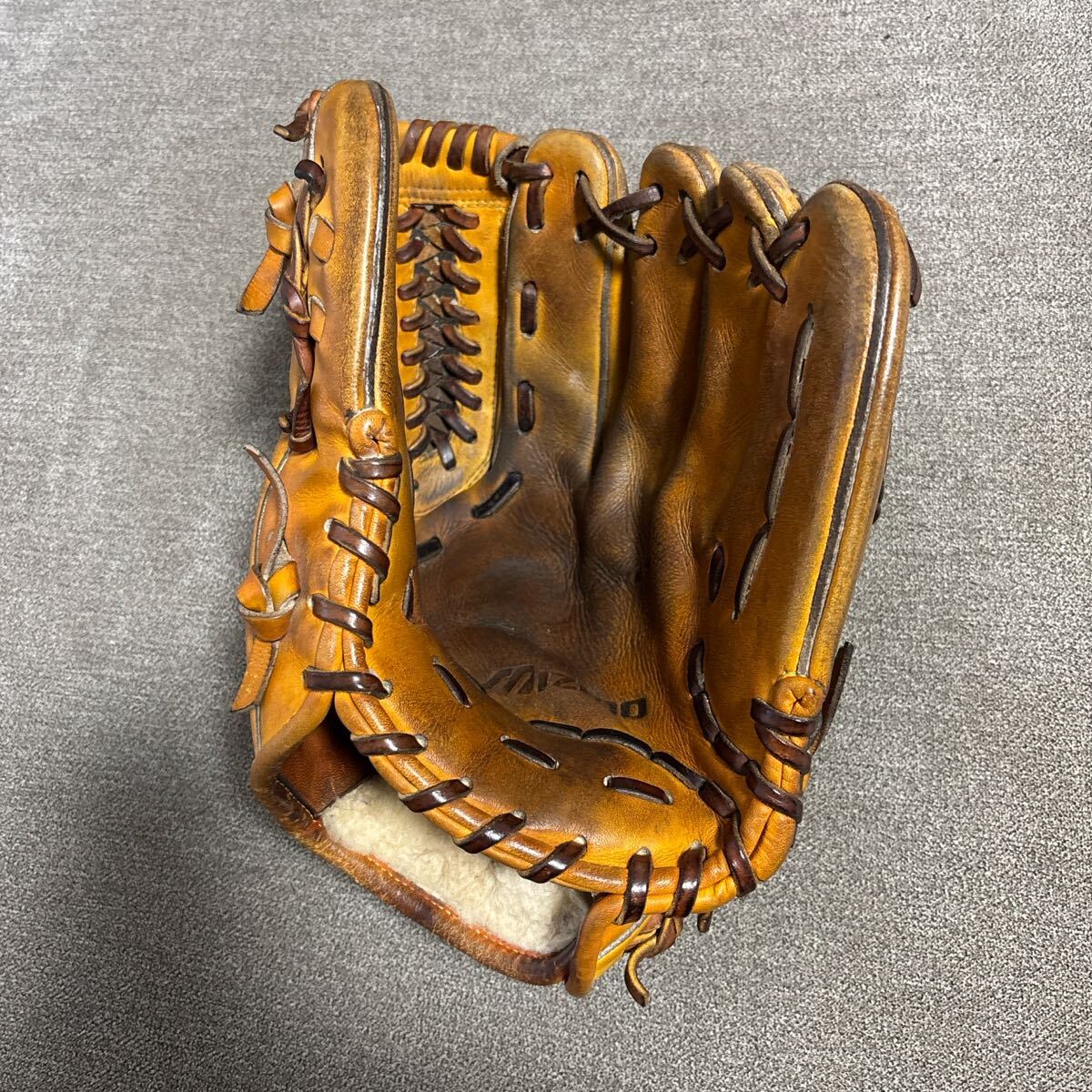 30450円 広島カープ 東出選手 実使用グローブ サイン入り - 記念 30450円 広島カープ 東出選手 実使用グローブ サイン入り - 記念