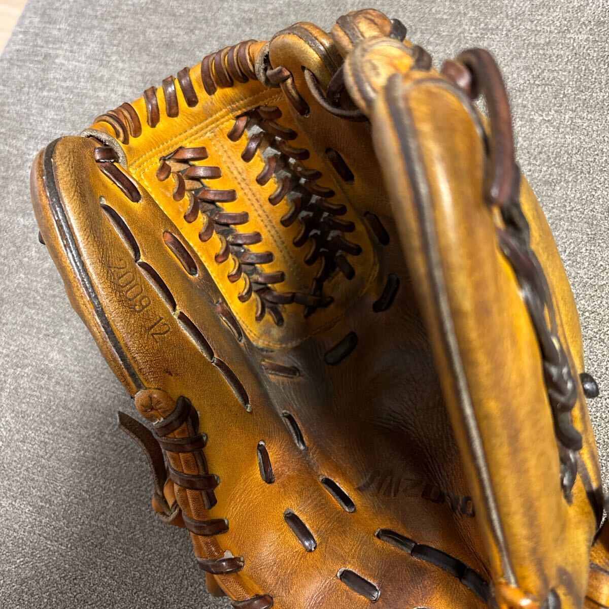 30450円 広島カープ 東出選手 実使用グローブ サイン入り - 記念 30450円 広島カープ 東出選手 実使用グローブ サイン入り - 記念