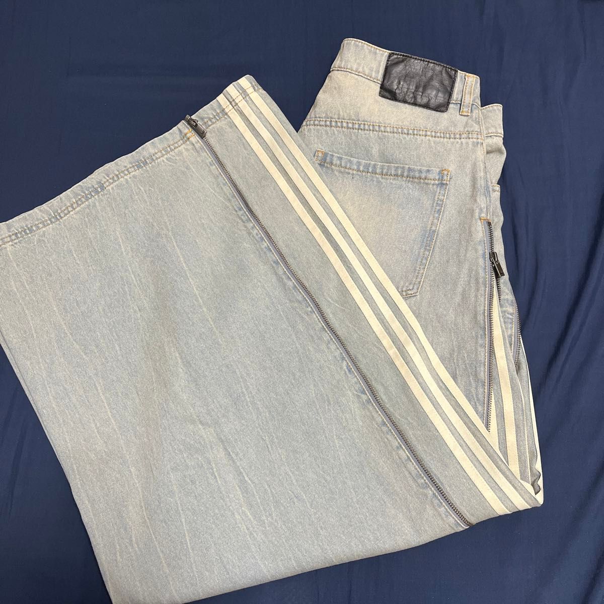 adidas ADILENIUM シーズン 3 ジップ ウォッシュド デニムパンツ adidas ADILENIUM シーズン 3 ジップ ウォッシュド デニムパンツ