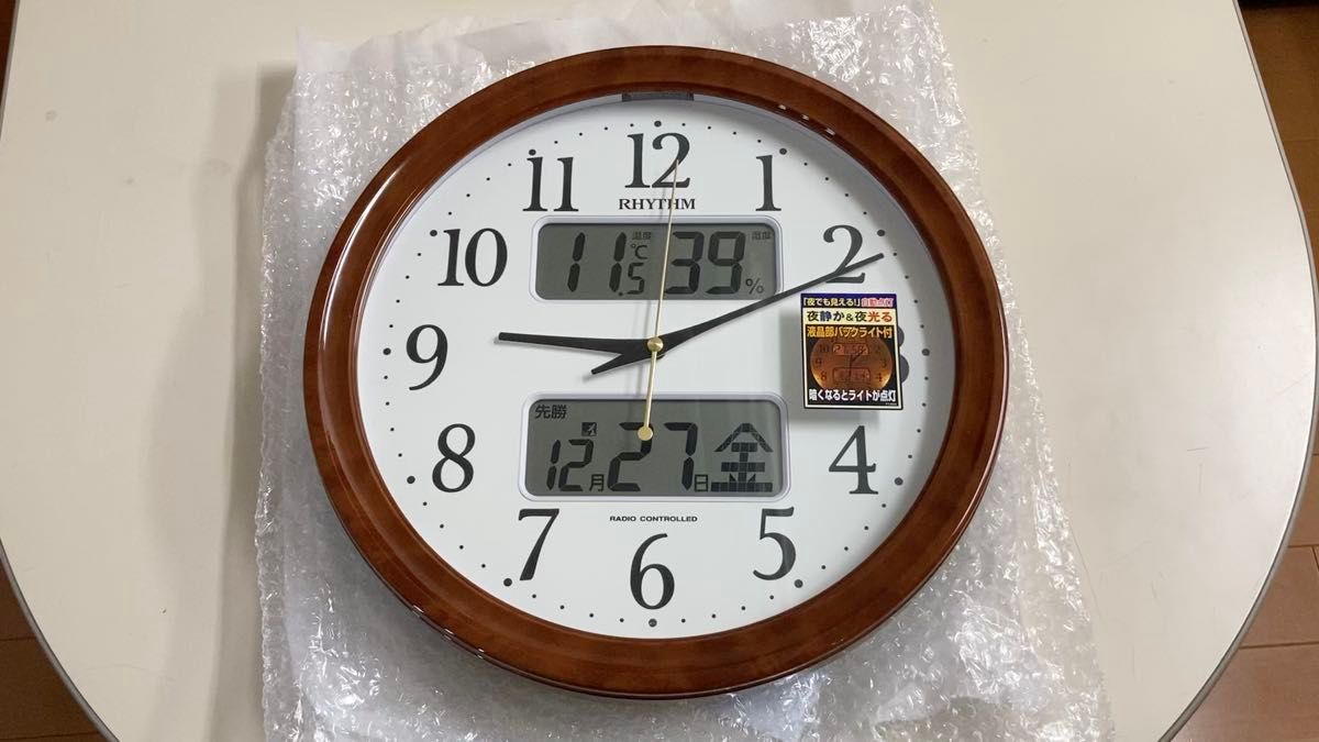 新品 未使用 リズム工業 温度湿度カレンダー六曜表示電波掛け時計 暗くても見える 明るさ調整(強/弱/消す)定価¥19,800-