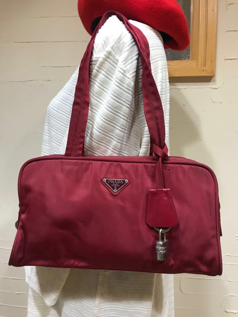 美品 PRADA ミニボストンバッグ ナイロン素材 バーガンディ ハンドバッグ ショルダーバッグ 鍵付き プラダ ヴィンテージバッグ オンラインストアサイト プラダ ナイロン ミニ ボストンバッグ ボストンバッグ