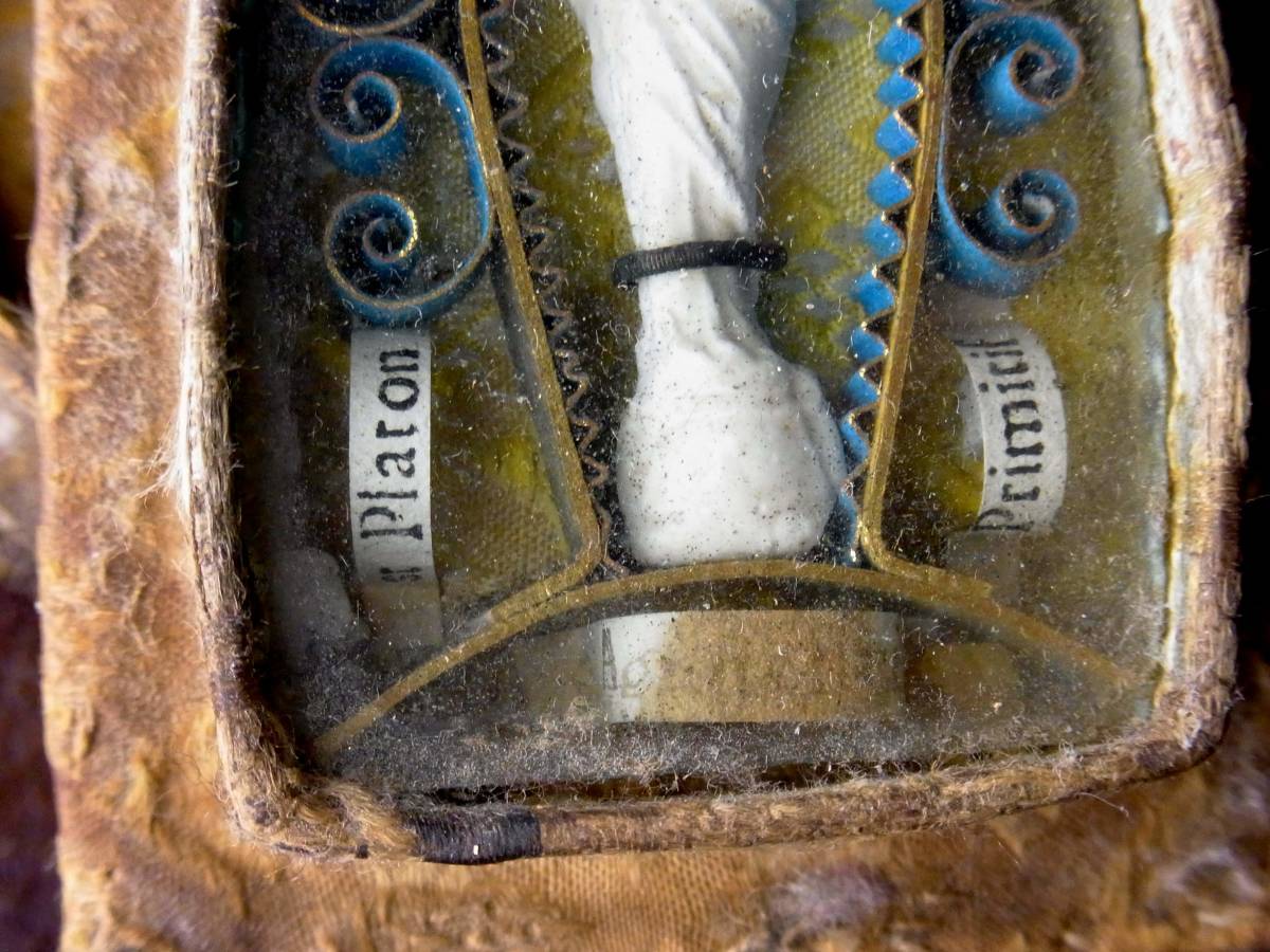 19世紀 フランス 携帯用ルリケール ガラスカバーに守られた聖母子像 カルトナージュ 布箱 細密紙細工 民衆芸術の画像8
