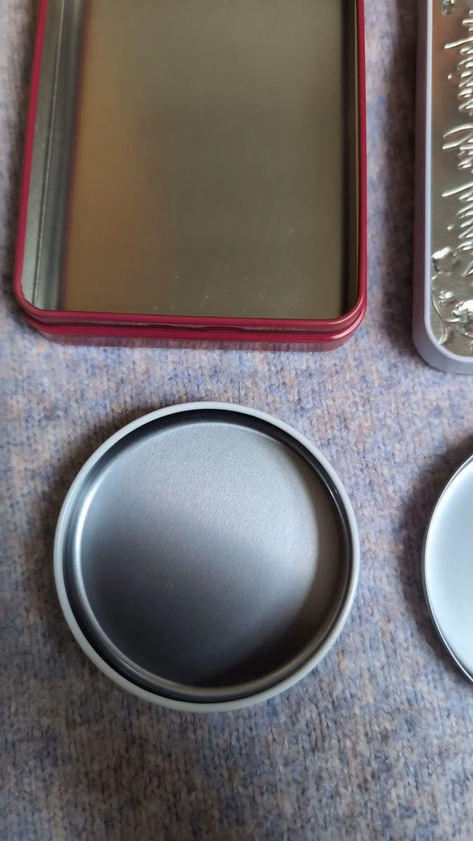 《注意:缶のみ出品》【ベルアメール】苺のミニマンディアンの限定缶&【六花亭】ラウンドハートデザインの限定缶の2点セット