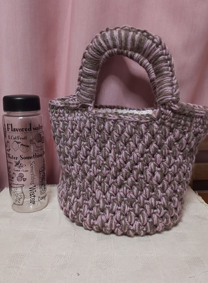手編み丸底ピンクハンドバッグ
