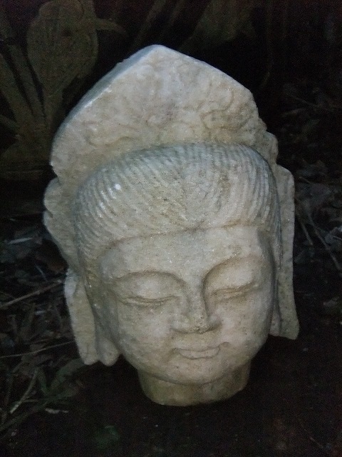 古い仏　大理石 仏像 石仏 仏頭 丸顔　左耳に少し欠けているように見えます 