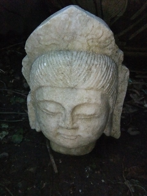 古い仏　大理石 仏像 石仏 仏頭 丸顔　左耳に少し欠けているように見えます 