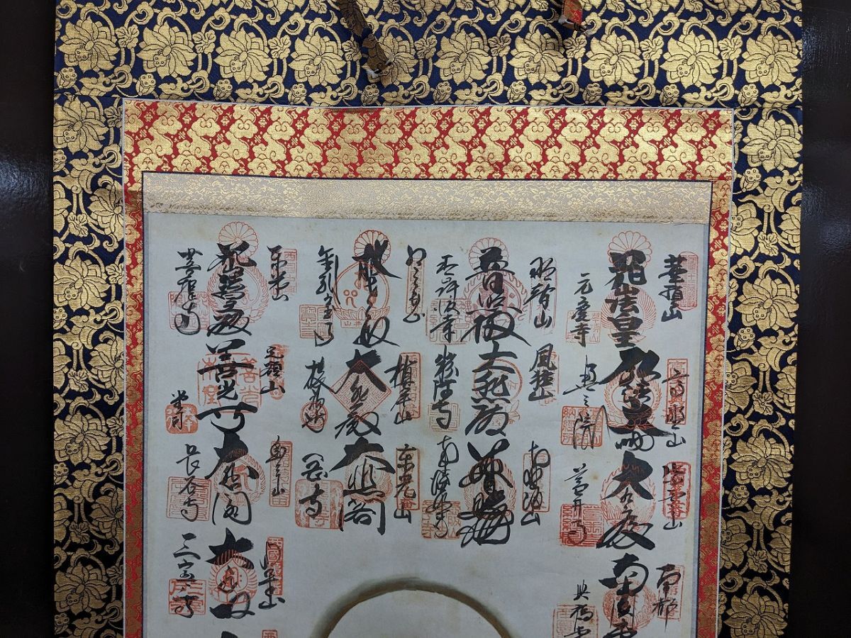 O328 西国三十三所霊場 掛け軸 桐共箱付 絹本 御朱印軸 集印軸 O328 西国三十三所霊場 掛け軸 桐共箱付 絹本 御朱印軸 集印軸