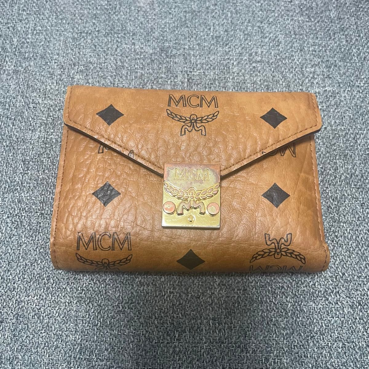 MCM 三つ折りヴィセトスウォレット