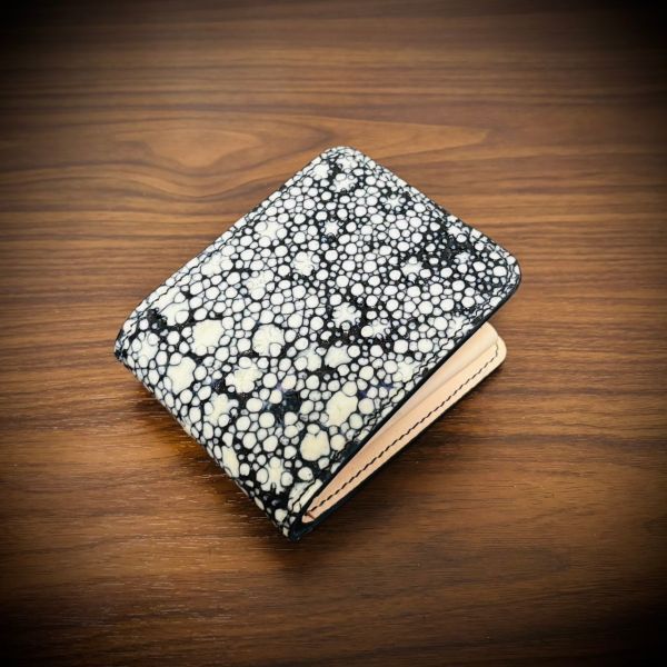 総手縫い スタースティングレイ 折財布 カイラギ 二つ折り 財布 エイ革 一枚革 ガルーシャ ハンドメイド 経年変化 ブラック 黒 ①