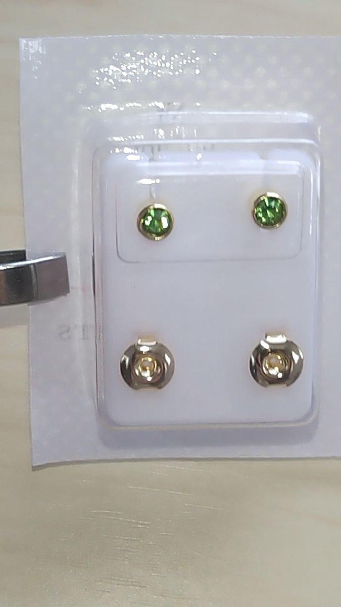 医療用サージカルステンレスピアス 24kコーティング ペリドット ゴールド シンプル 4mm 黄緑 緑 ピアス キラキラ