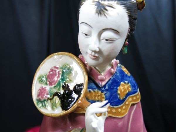 話題の人気 中国 在銘 磁器 清朝宮廷美人像① 色絵 宮殿 宮廷 その他