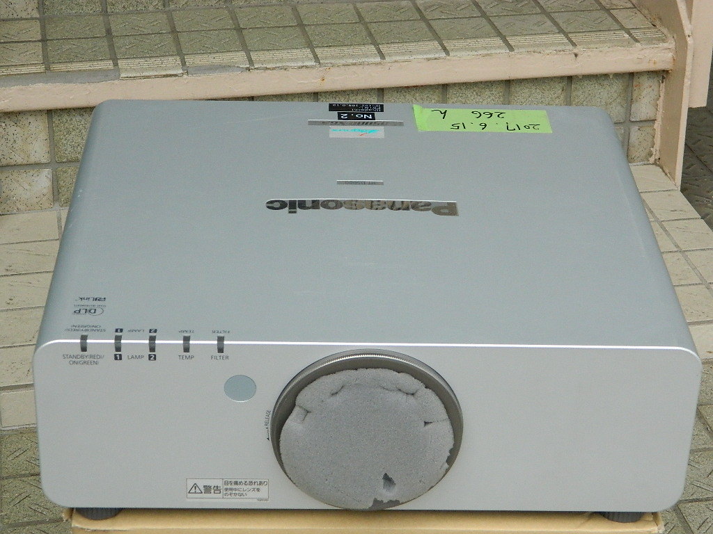 正規代理店 中古 * Panasonic : ② (ジャンク扱い) PT-D5000LS 本体