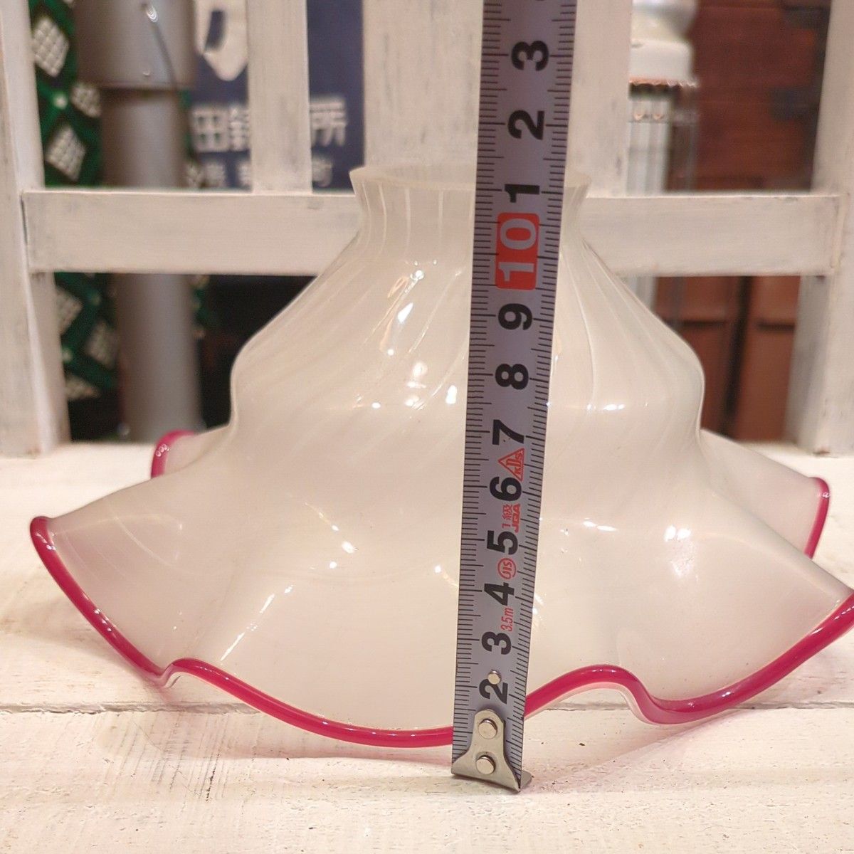 古い電笠乳白いフリルデザインのガラス製装飾品 古い電笠乳白いフリルデザインのガラス製装飾品 古い電笠乳白い