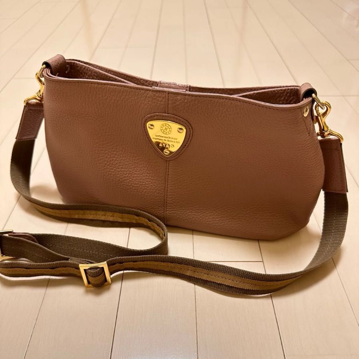 極美品】ATAO アタオ chivy(チヴィ)2wayミニバッグ アーモンド 極美品】ATAO アタオ chivy(チヴィ)2wayミニバッグ アーモンド