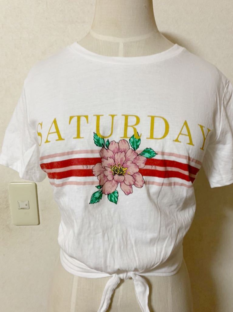 H&M Tシャツ　半袖　レディースSサイズ　カットソートップス レトロデザイン　エイチアンドエム　女性用　白　花柄　大人可愛い_画像4