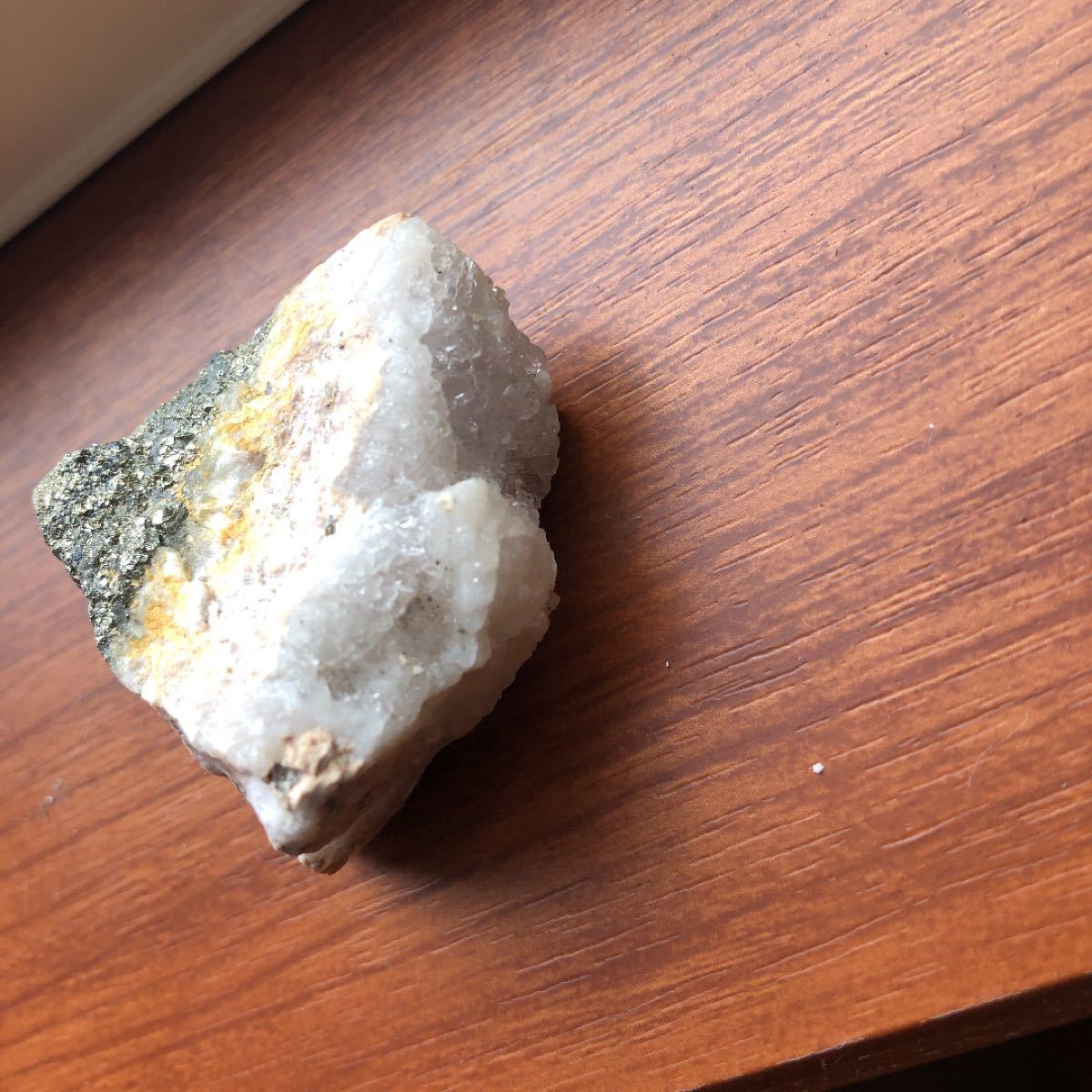 水晶、黄銅鉱の原石  4cmほど 