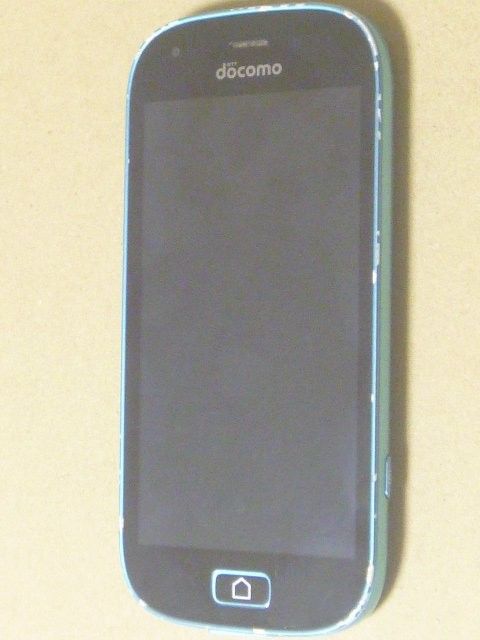 らくらくスマートフォン me F-03K 判定◯ ワンセグのロッドアンテナ内蔵 SIMロック解除済 初期化済み 電池無しジャンク品