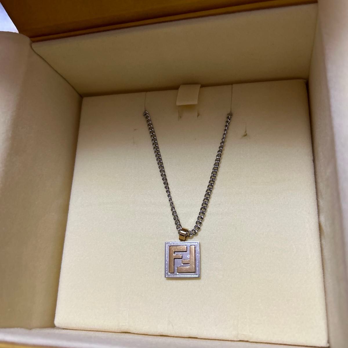fendi ネックレス シルバー ゴールド snowman 目黒蓮 未使用 24 fendi ネックレス シルバー ゴールド snowman 目黒蓮 未使用 24